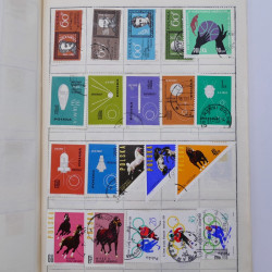 Vrac philatélique de timbres du monde neufs et oblitérés en un carton.