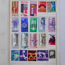 Vrac philatélique de timbres du monde neufs et oblitérés en un carton.