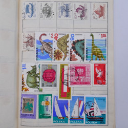 Vrac philatélique de timbres du monde neufs et oblitérés en un carton.