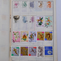 Vrac philatélique de timbres du monde neufs et oblitérés en un carton.