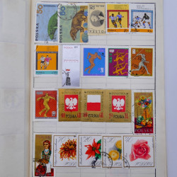 Vrac philatélique de timbres du monde neufs et oblitérés en un carton.