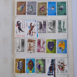 Vrac philatélique de timbres du monde neufs et oblitérés en un carton.