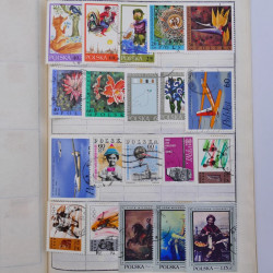 Vrac philatélique de timbres du monde neufs et oblitérés en un carton.