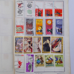 Vrac philatélique de timbres du monde neufs et oblitérés en un carton.