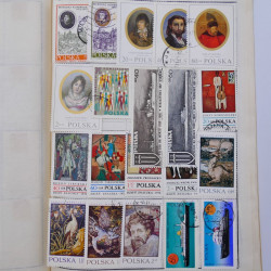 Vrac philatélique de timbres du monde neufs et oblitérés en un carton.