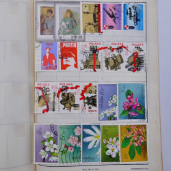 Vrac philatélique de timbres du monde neufs et oblitérés en un carton.