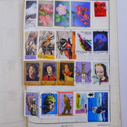 Vrac philatélique de timbres du monde neufs et oblitérés en un carton.