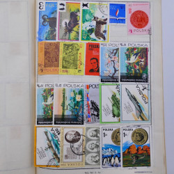 Vrac philatélique de timbres du monde neufs et oblitérés en un carton.