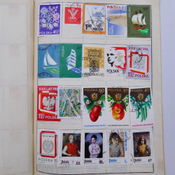 Vrac philatélique de timbres du monde neufs et oblitérés en un carton.