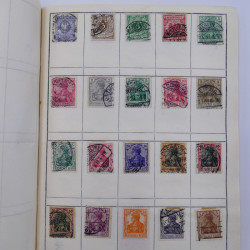 Vrac philatélique de timbres du monde neufs et oblitérés en un carton.