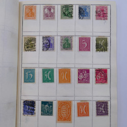 Vrac philatélique de timbres du monde neufs et oblitérés en un carton.