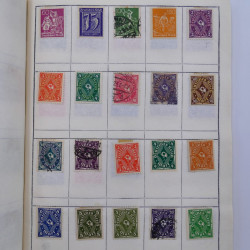 Vrac philatélique de timbres du monde neufs et oblitérés en un carton.