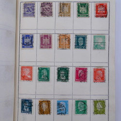 Vrac philatélique de timbres du monde neufs et oblitérés en un carton.