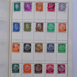 Vrac philatélique de timbres du monde neufs et oblitérés en un carton.