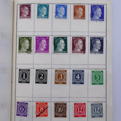 Vrac philatélique de timbres du monde neufs et oblitérés en un carton.