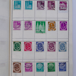 Vrac philatélique de timbres du monde neufs et oblitérés en un carton.