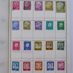 Vrac philatélique de timbres du monde neufs et oblitérés en un carton.