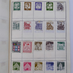 Vrac philatélique de timbres du monde neufs et oblitérés en un carton.
