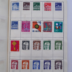 Vrac philatélique de timbres du monde neufs et oblitérés en un carton.