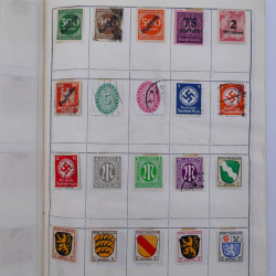 Vrac philatélique de timbres du monde neufs et oblitérés en un carton.