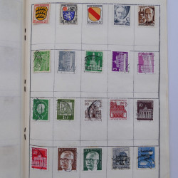 Vrac philatélique de timbres du monde neufs et oblitérés en un carton.