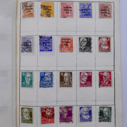 Vrac philatélique de timbres du monde neufs et oblitérés en un carton.