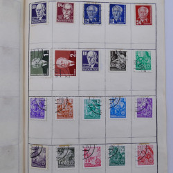 Vrac philatélique de timbres du monde neufs et oblitérés en un carton.