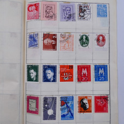 Vrac philatélique de timbres du monde neufs et oblitérés en un carton.