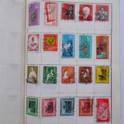 Vrac philatélique de timbres du monde neufs et oblitérés en un carton.