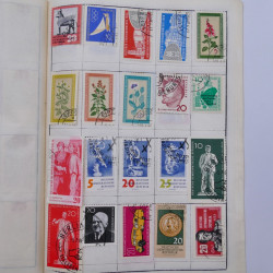 Vrac philatélique de timbres du monde neufs et oblitérés en un carton.