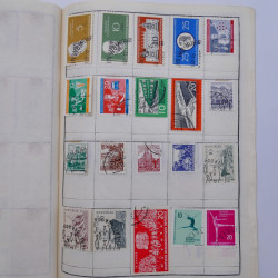 Vrac philatélique de timbres du monde neufs et oblitérés en un carton.