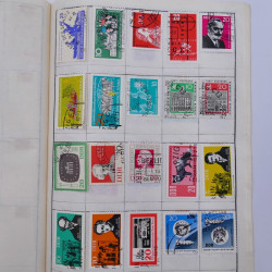 Vrac philatélique de timbres du monde neufs et oblitérés en un carton.