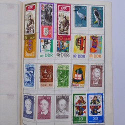 Vrac philatélique de timbres du monde neufs et oblitérés en un carton.