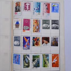 Vrac philatélique de timbres du monde neufs et oblitérés en un carton.