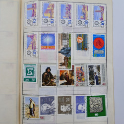Vrac philatélique de timbres du monde neufs et oblitérés en un carton.