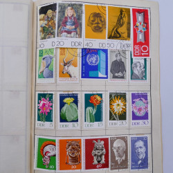 Vrac philatélique de timbres du monde neufs et oblitérés en un carton.