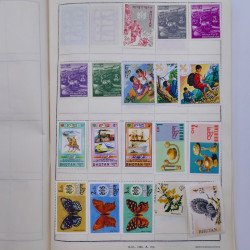 Vrac philatélique de timbres du monde neufs et oblitérés en un carton.