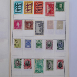 Vrac philatélique de timbres du monde neufs et oblitérés en un carton.