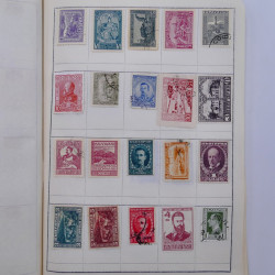 Vrac philatélique de timbres du monde neufs et oblitérés en un carton.