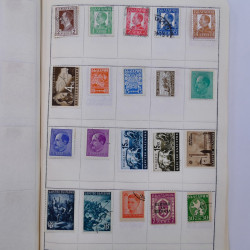 Vrac philatélique de timbres du monde neufs et oblitérés en un carton.