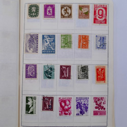 Vrac philatélique de timbres du monde neufs et oblitérés en un carton.