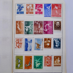 Vrac philatélique de timbres du monde neufs et oblitérés en un carton.