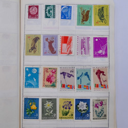 Vrac philatélique de timbres du monde neufs et oblitérés en un carton.