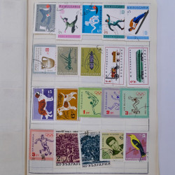 Vrac philatélique de timbres du monde neufs et oblitérés en un carton.