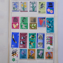 Vrac philatélique de timbres du monde neufs et oblitérés en un carton.