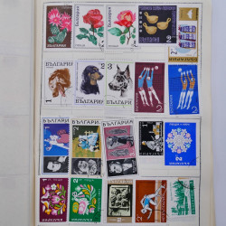 Vrac philatélique de timbres du monde neufs et oblitérés en un carton.