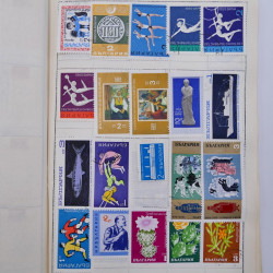 Vrac philatélique de timbres du monde neufs et oblitérés en un carton.