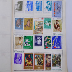 Vrac philatélique de timbres du monde neufs et oblitérés en un carton.