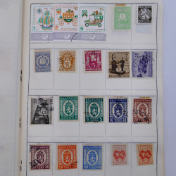 Vrac philatélique de timbres du monde neufs et oblitérés en un carton.