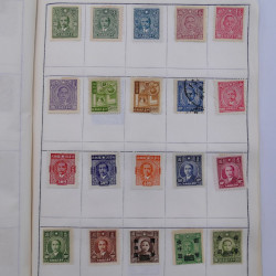 Vrac philatélique de timbres du monde neufs et oblitérés en un carton.